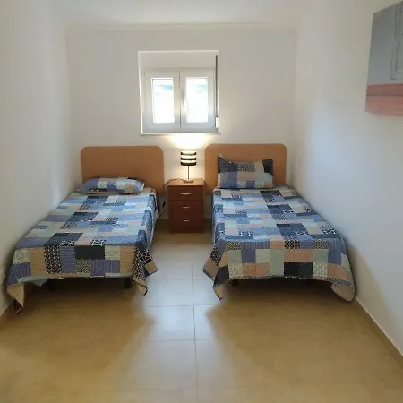Alcantara, T2 Duplex Em Moradia Remodelada * Лиссабон