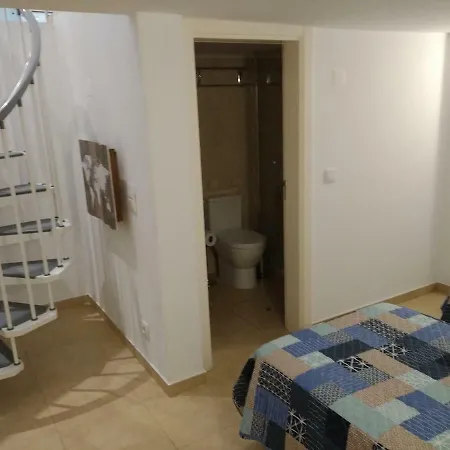 Alcantara, T2 Duplex Em Moradia Remodelada