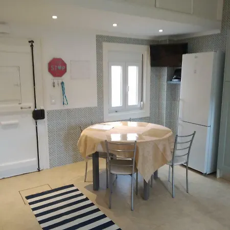 Alcantara, T2 Duplex Em Moradia Remodelada