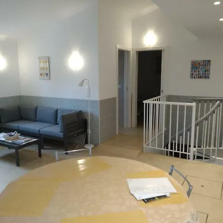 度假居 Alcantara, T2 Duplex Em Moradia Remodelada *