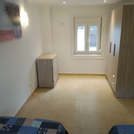Alcantara, T2 Duplex Em Moradia Remodelada * Lisboa