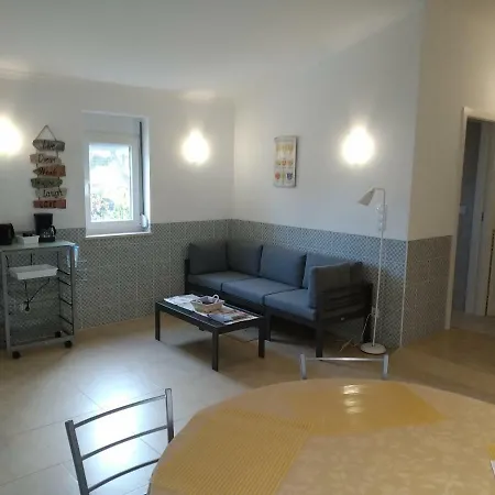 Alcantara, T2 Duplex Em Moradia Remodelada Lisboa