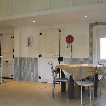 Alcantara, T2 Duplex Em Moradia Remodelada *
