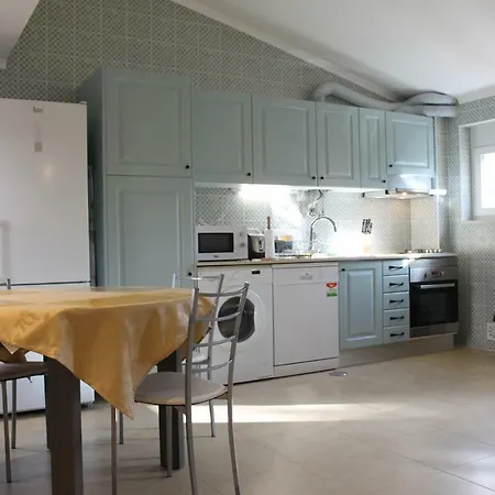 Alcantara, T2 Duplex Em Moradia Remodelada *