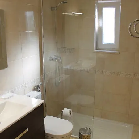 Alcantara, T2 Duplex Em Moradia Remodelada