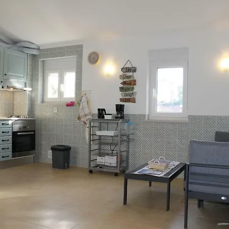 Alcantara, T2 Duplex Em Moradia Remodelada