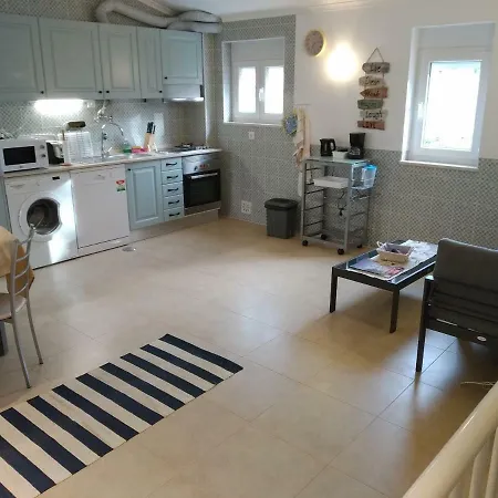 Alcantara, T2 Duplex Em Moradia Remodelada 度假居 *