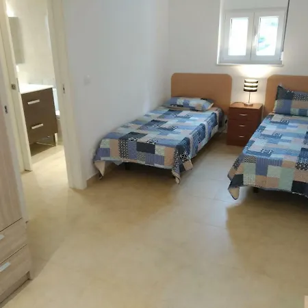 Alcantara, T2 Duplex Em Moradia Remodelada
