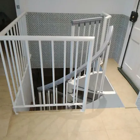 Alcantara, T2 Duplex Em Moradia Remodelada * Lisboa